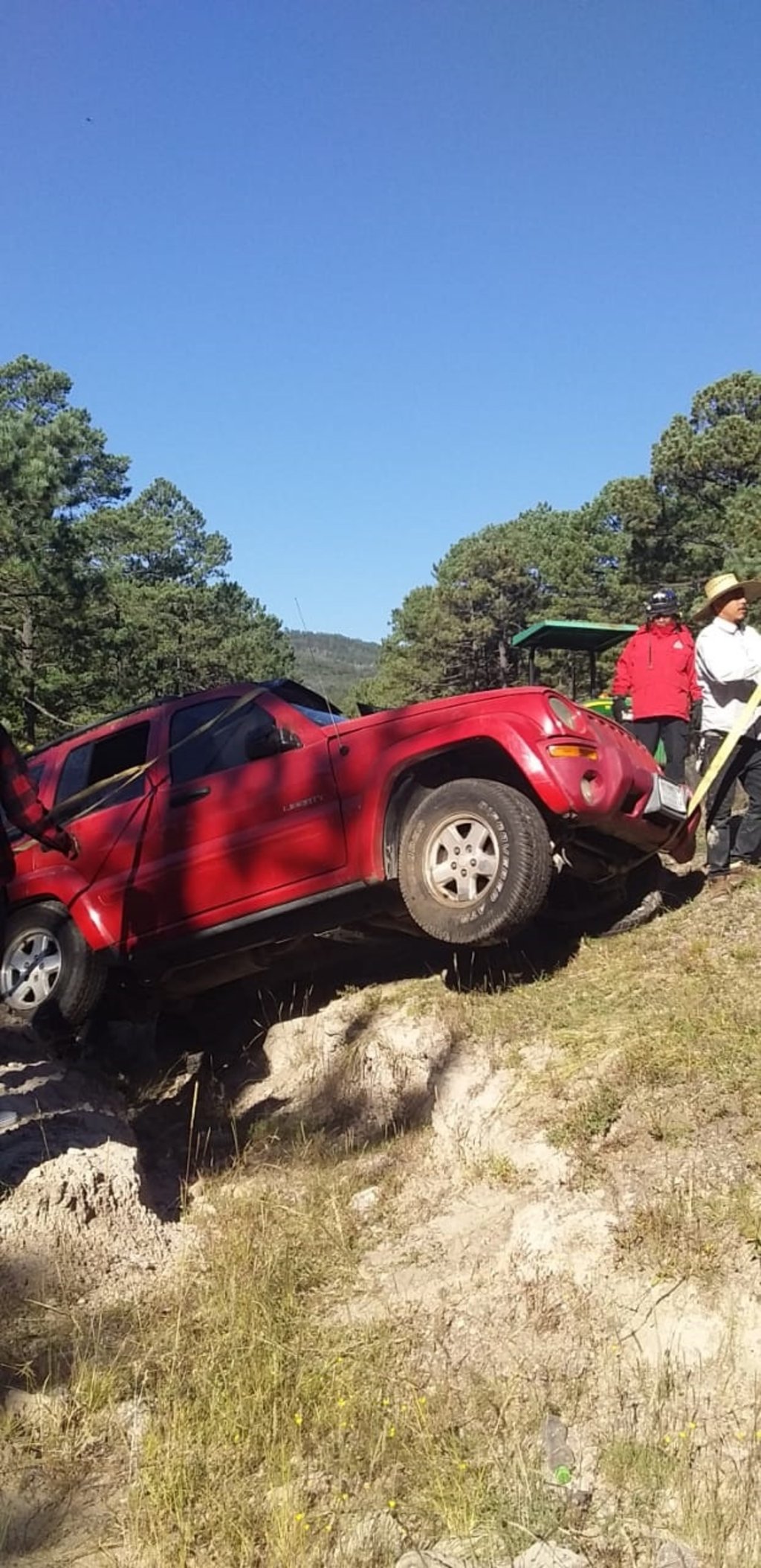 Se volcó camioneta Jeep en paraje de la zona Sierra de Durango