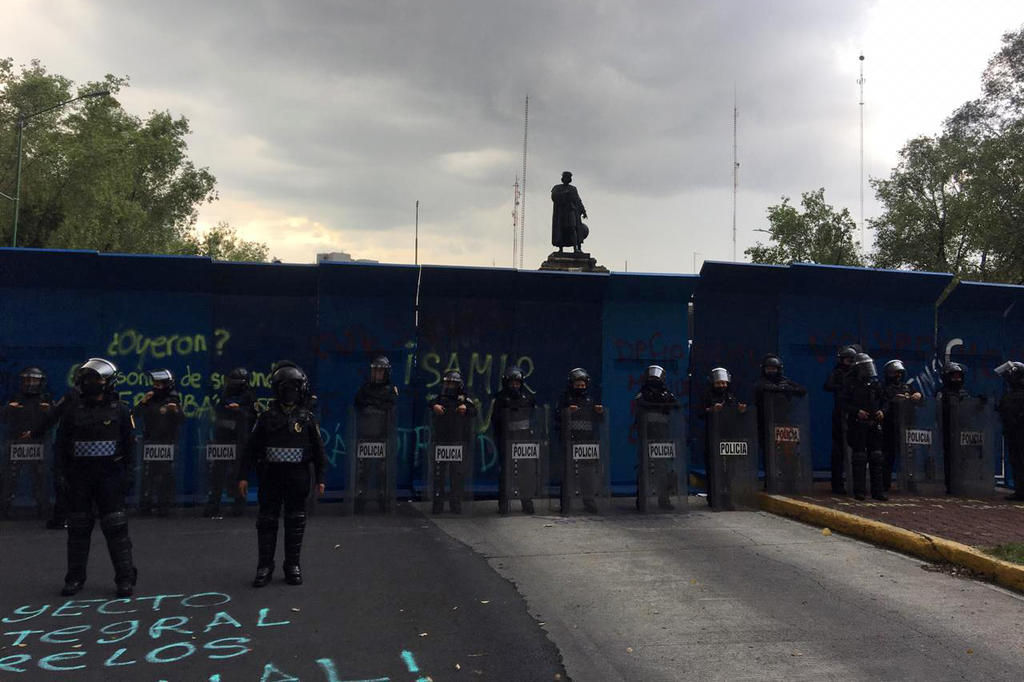 Barricada y policías impiden derribo de estatua de Colón en CDMX