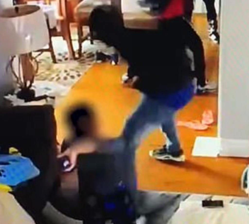 Niño de 5 años defiende a su madre de asaltantes armados que entraron a su casa