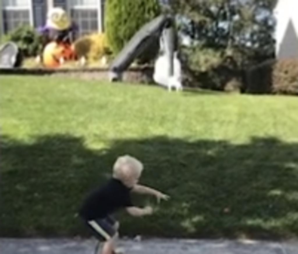 Niño imita los movimientos de un muñeco de aire y se vuelve viral