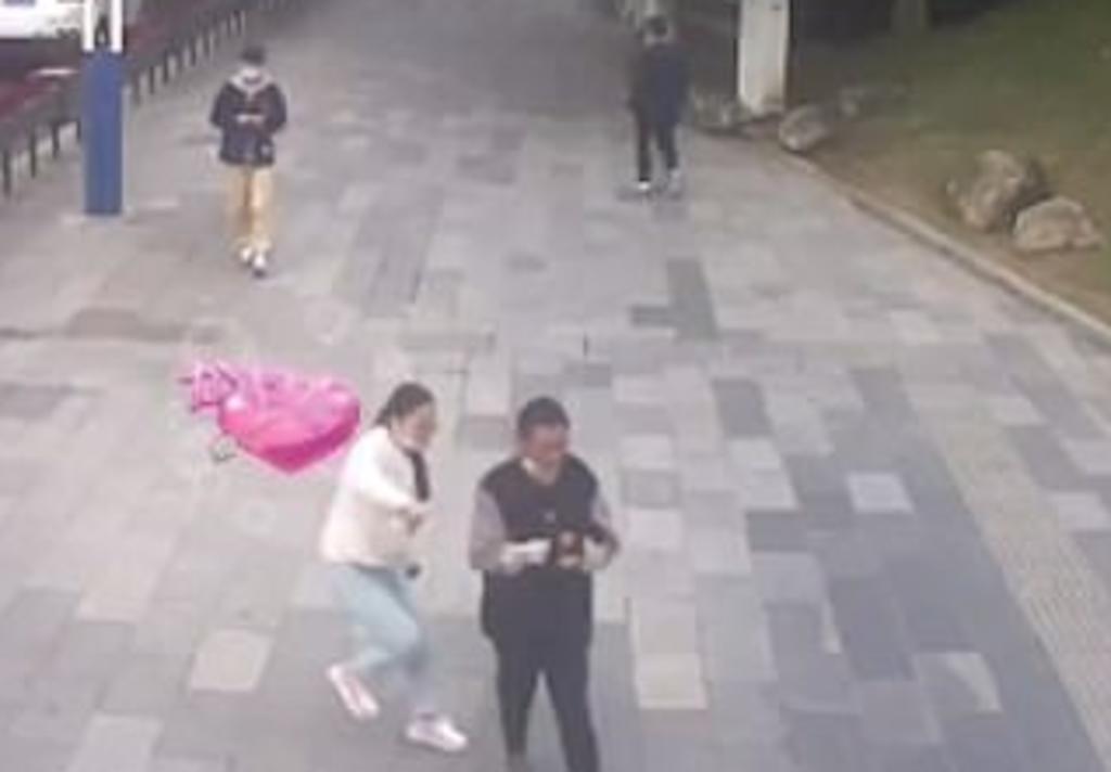 Mujer ataca y derriba al hombre que la acosó en plena calle