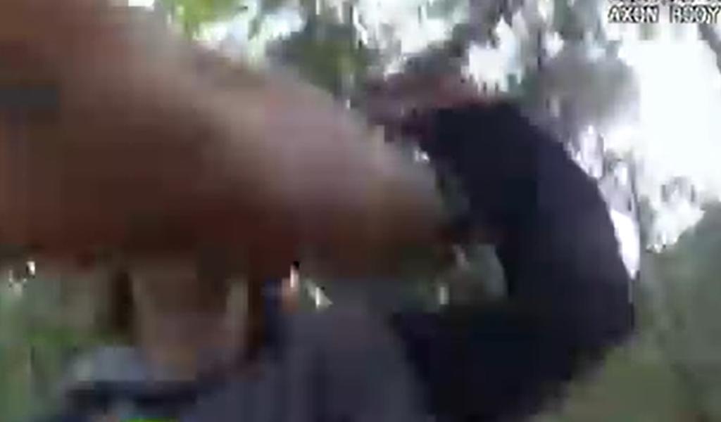 Policía es apuñalado en el cuello al intentar detener a un joven