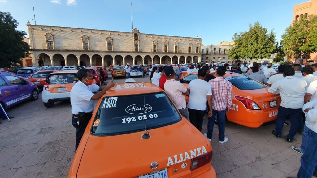 Taxistas de Gómez parten en protesta hacia Durango