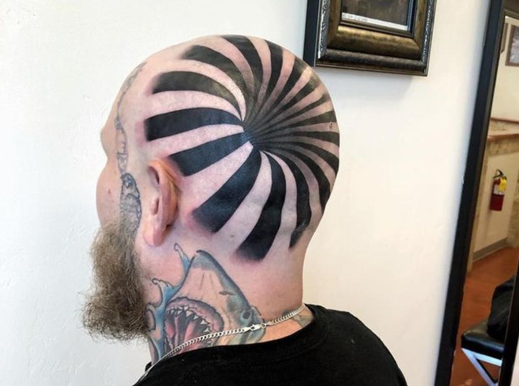 Hombre desconcierta con la ilusión óptica del tatuaje en su cabeza