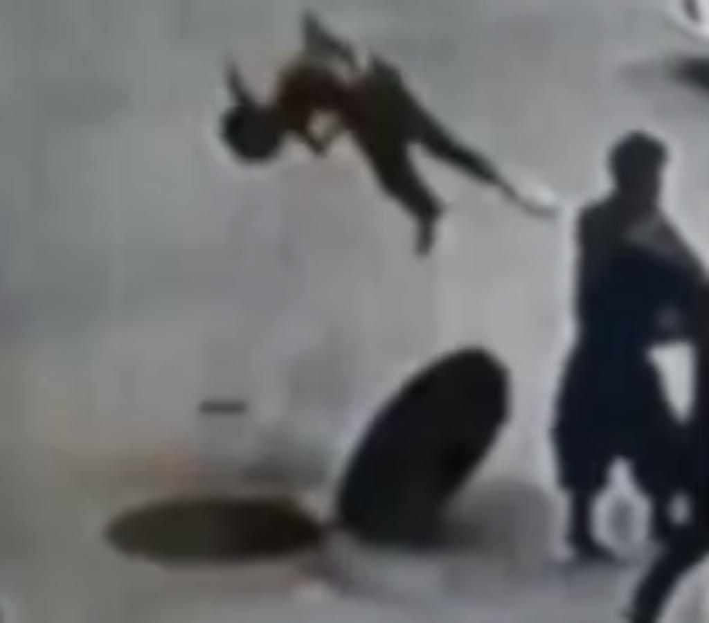 Niño 'vuela' varios metros sobre el suelo tras la explosión de una alcantarilla
