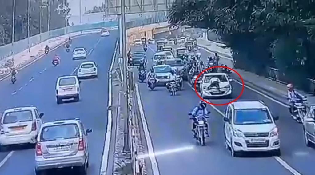 Hombre intenta huir mientras un policía cuelga sobre el capó de su auto