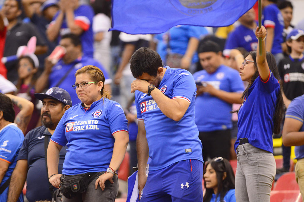 Aficionados de Cruz Azul no perdonan ofensas de Javier Aquino