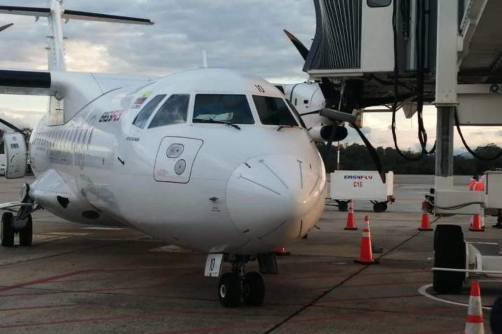 Avión se estrella con la plataforma de embarque en un aeropuerto colombiano