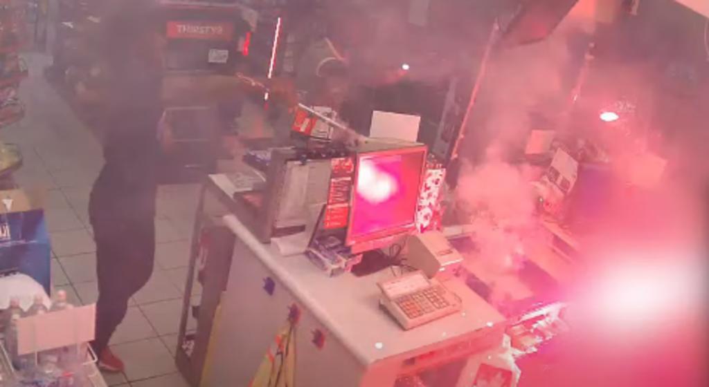 Dos jóvenes atacan a empleado de una tienda con fuegos artificiales