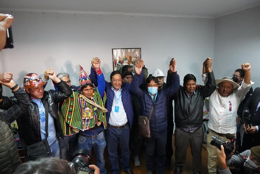 Ebrard felicita al candidato del partido de Evo Morales por triunfo en Bolivia