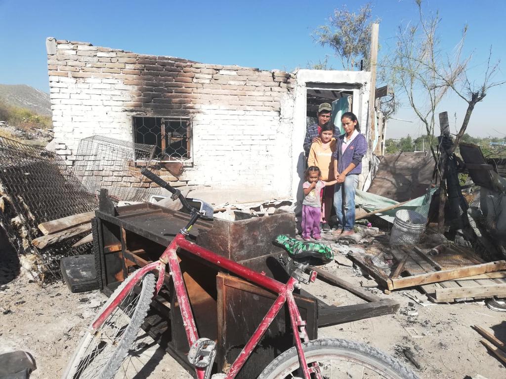 Incendio deja sin ropa y sin casa a familia de Lerdo