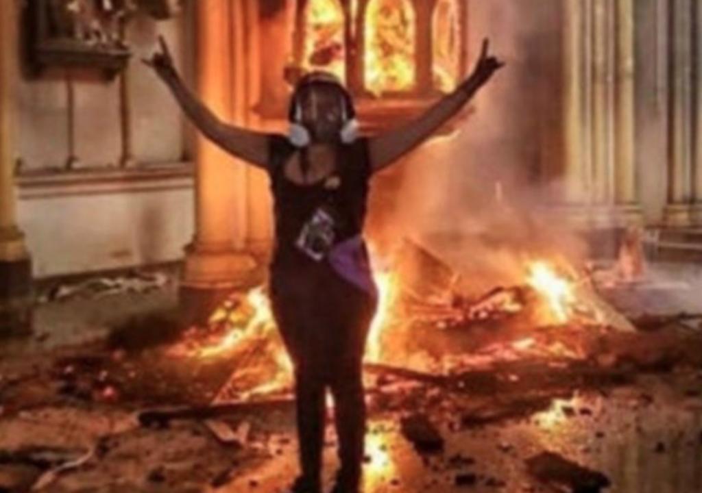 VIRAL: Joven publica fotografía celebrando incendio en iglesia