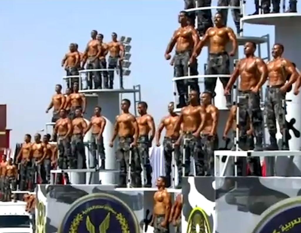 Nuevos reclutas de la policía en Egipto desfilan sin camisa frente a su presidente