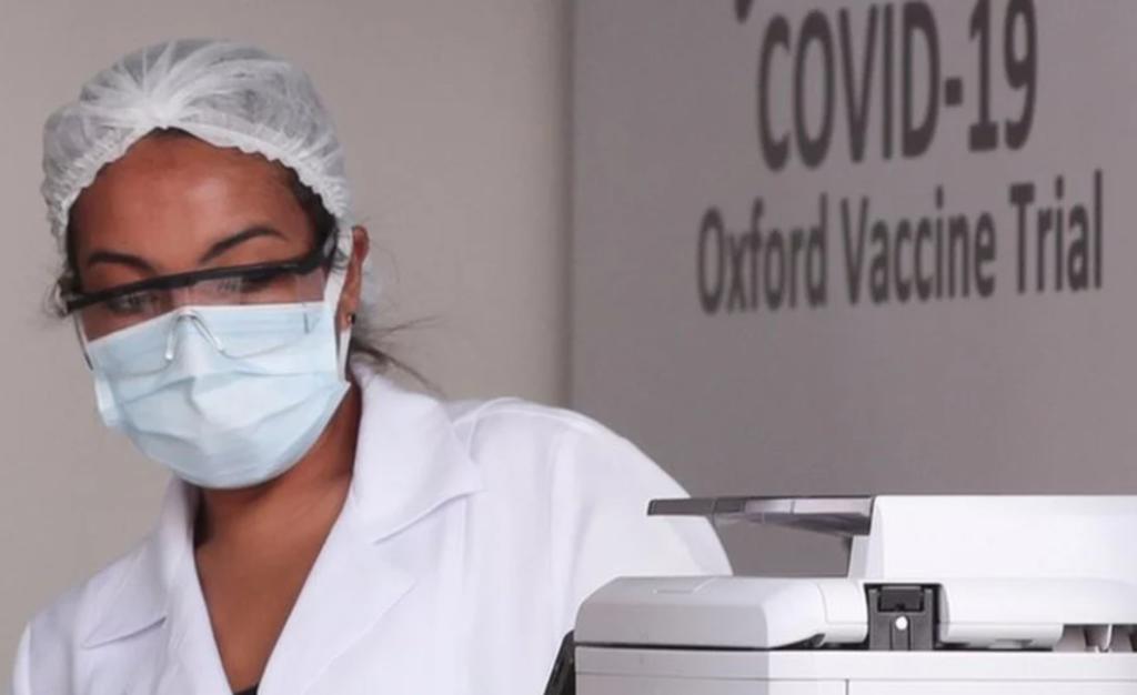 AstraZeneca seguirá con pruebas de la vacuna COVID-19 tras muerte de voluntario en Brasil
