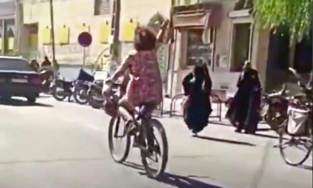 Mujer iraní es arrestada por pasear sin hiyab en frente de una mezquita