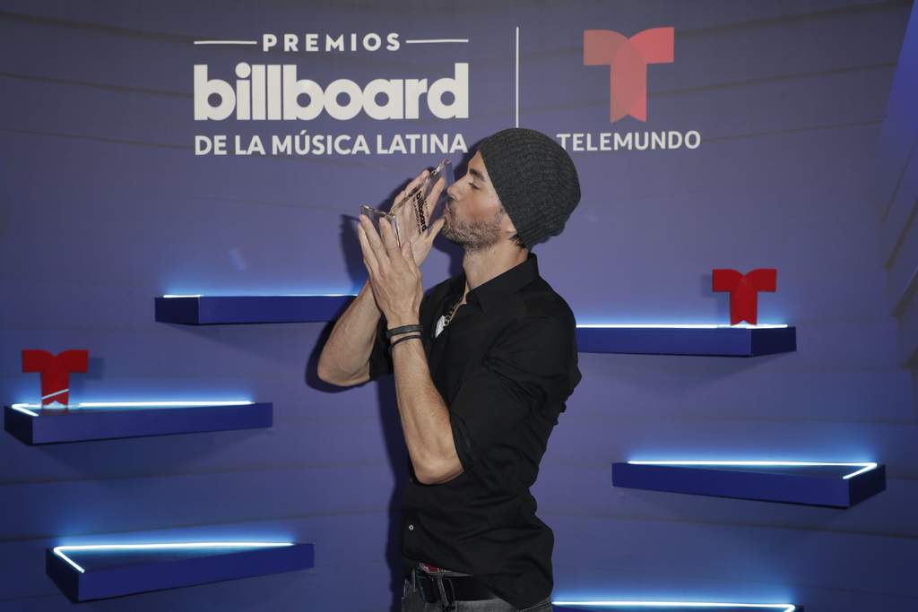 Critican a Enrique Iglesias por posar en el excusado con su Billboard