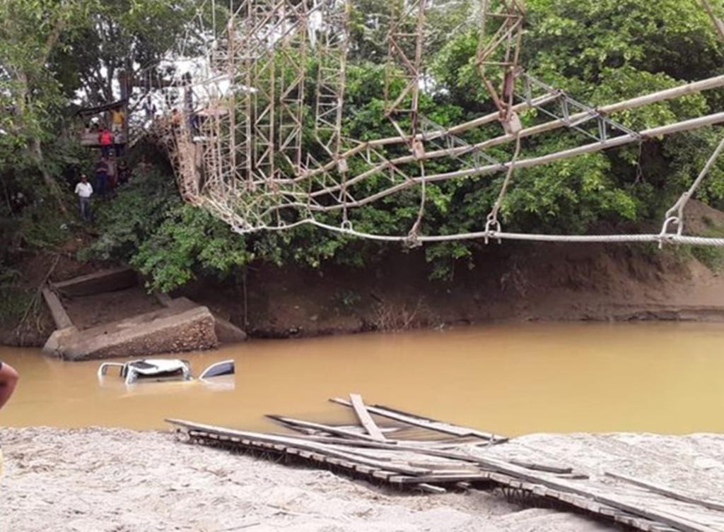 Puente colgante se desploma en Colombia y deja cinco muertos