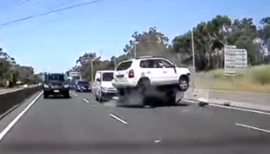 Camioneta pierde el control y se choca con varios autos sobre una autopista