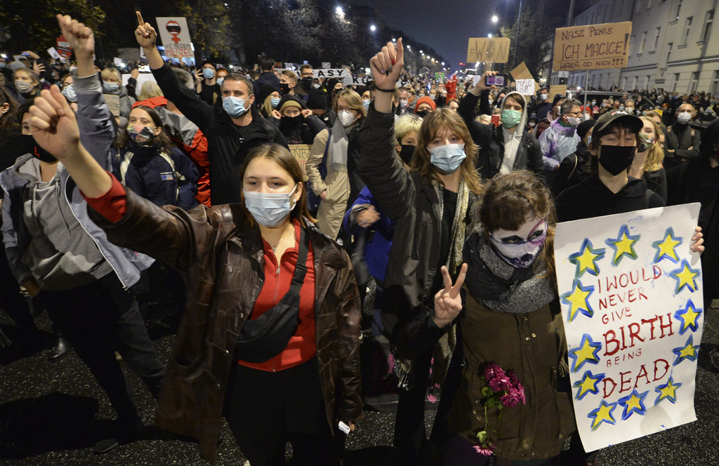 Protestan polacos tras sentencia contra aborto