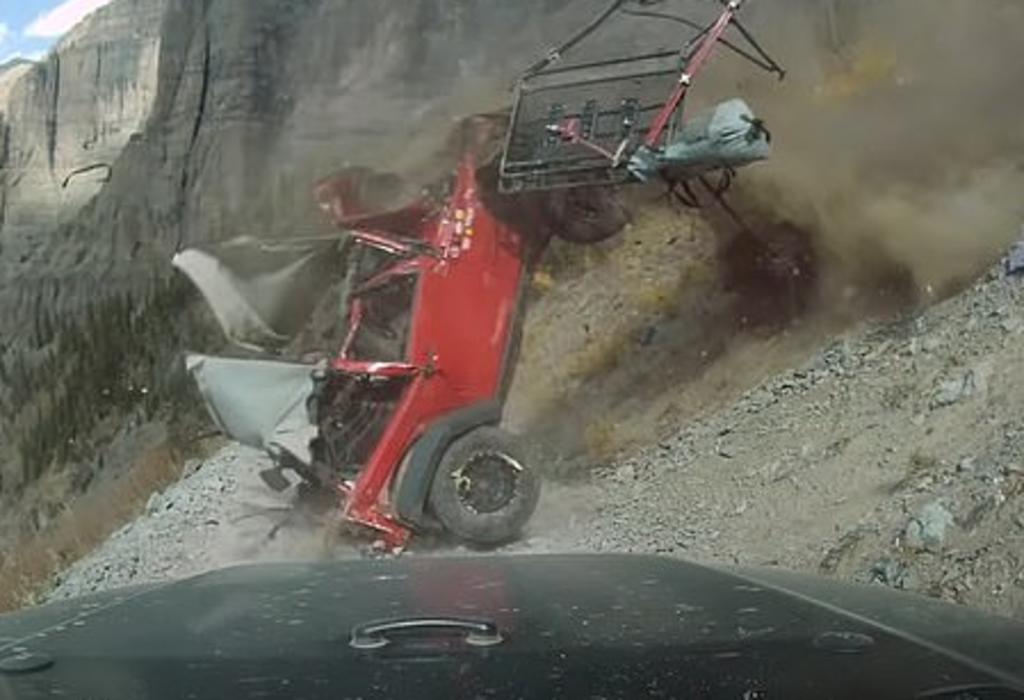 Vehículo cae por un acantilado y por poco embiste a un montañista