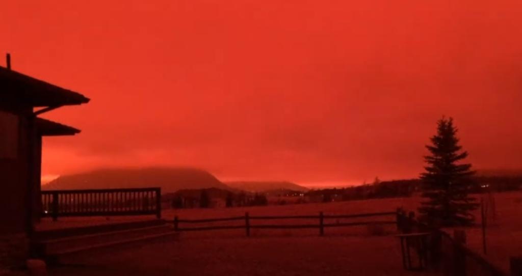Incendios forestales tiñen de rojo el cielo en Colorado