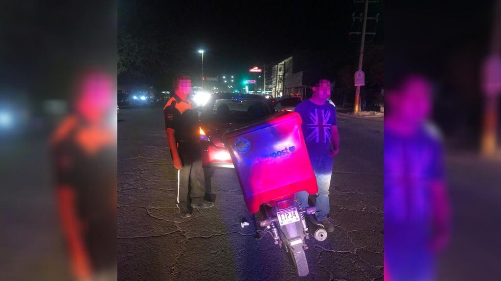 Motociclista se lesiona tras choque alcance en la colonia Filadelfia de Gómez Palacio
