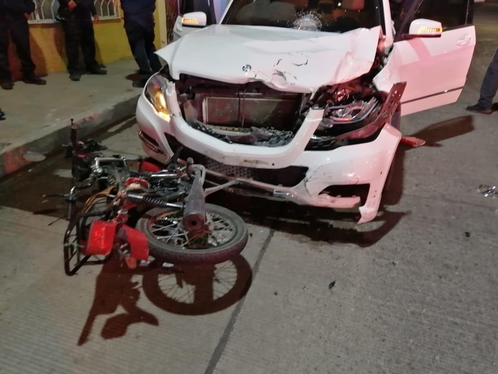Automóvil choca y mata a motociclista