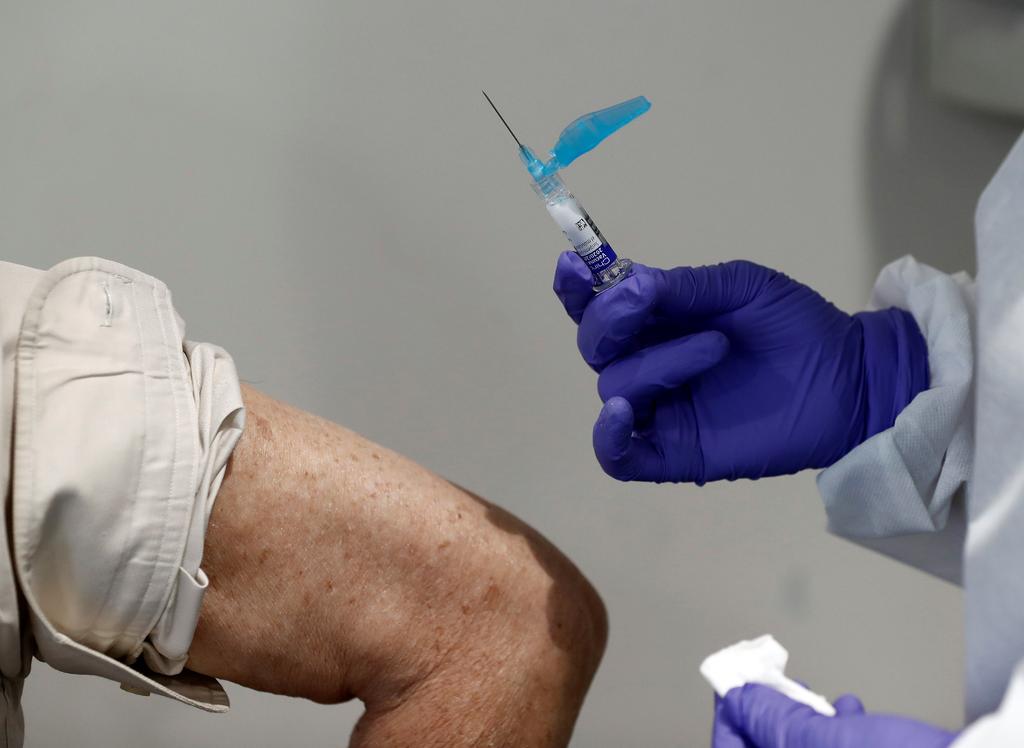 'Vacuna contra COVID de AstraZeneca genera misma respuesta inmunitaria a jóvenes y adultos mayores'