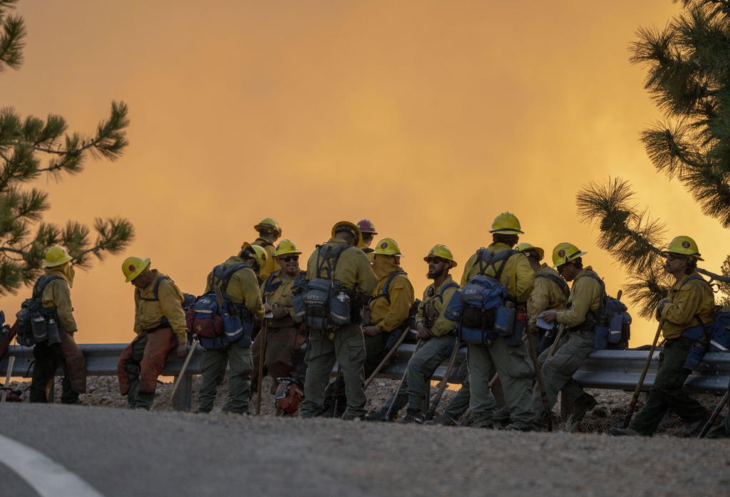 Evacuan a 60 mil personas por un incendio cerca de Los Ángeles