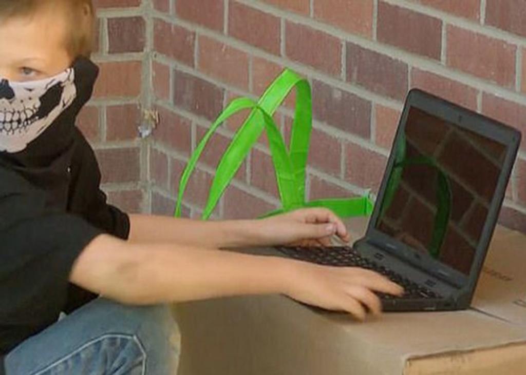 Niño pasa el día frente a su escuela para poder conectarse a internet y tomar clases