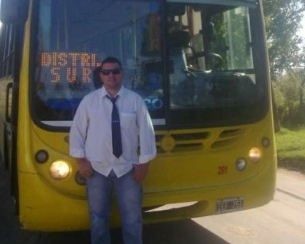 Juan Pablo, chofer de autobús que se graduó de abogado a los 42