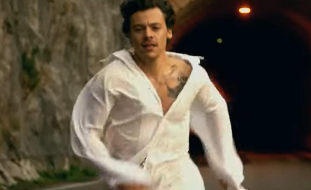 Harry Styles lanza videoclip de su nuevo sencillo Golden
