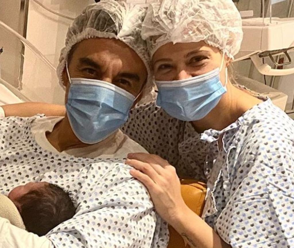 Adrián Uribe anuncia el nacimiento de su bebé con Thuany Martins