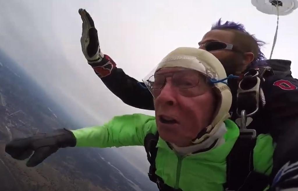 Anciano de 103 años se lanza de paracaídas y bate récord mundial