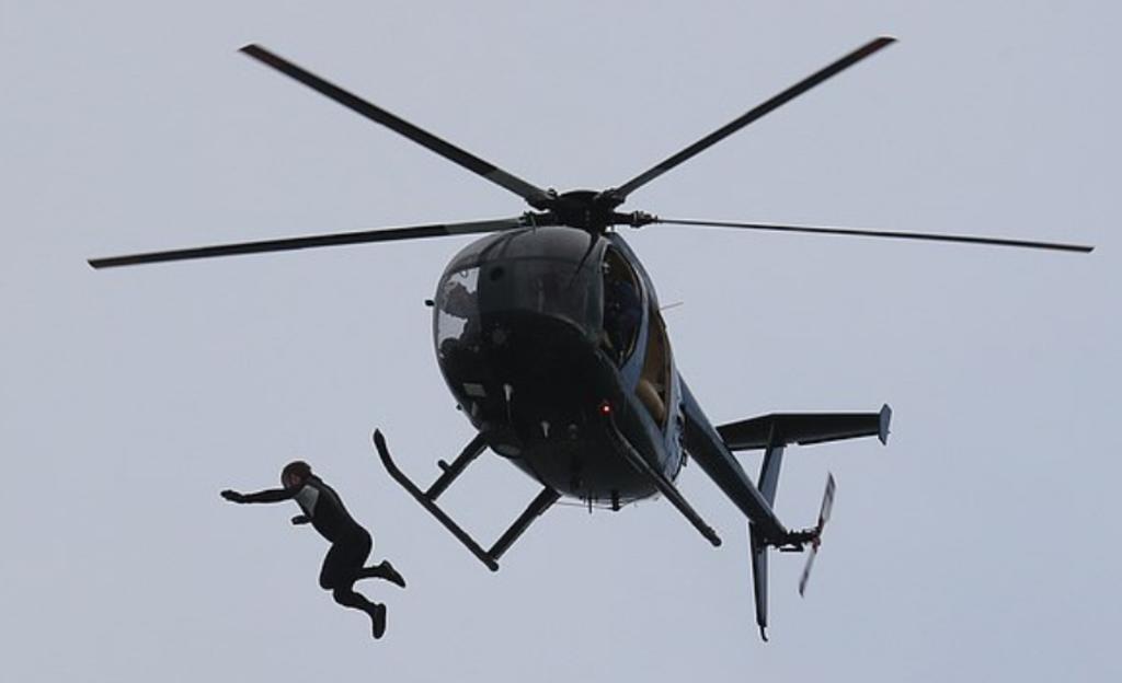 Exparacaidista militar salta al mar desde casi 40 metros de altura sin paracaídas