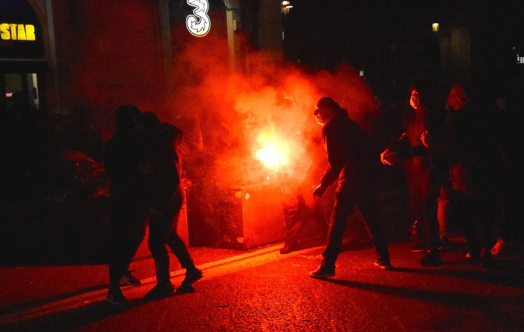 En Italia se desatan protestas y enfrentamientos tras cierres por rebrote