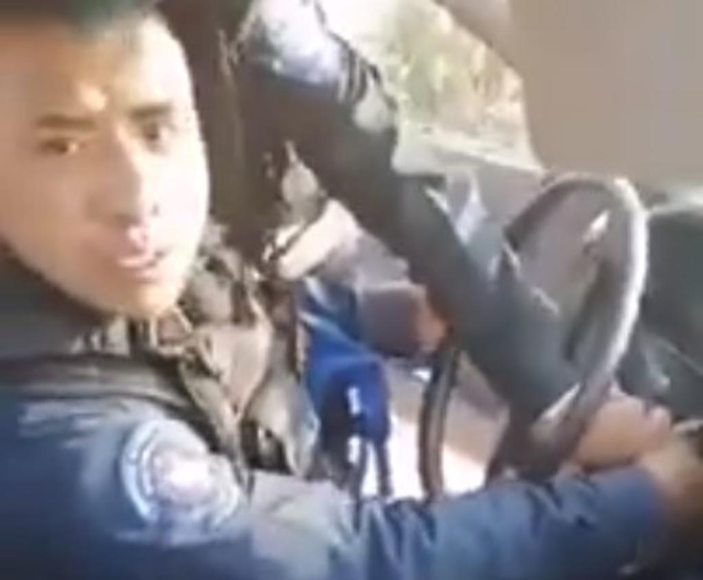 Exhiben a policía en estado de ebriedad intentando conducir su patrulla