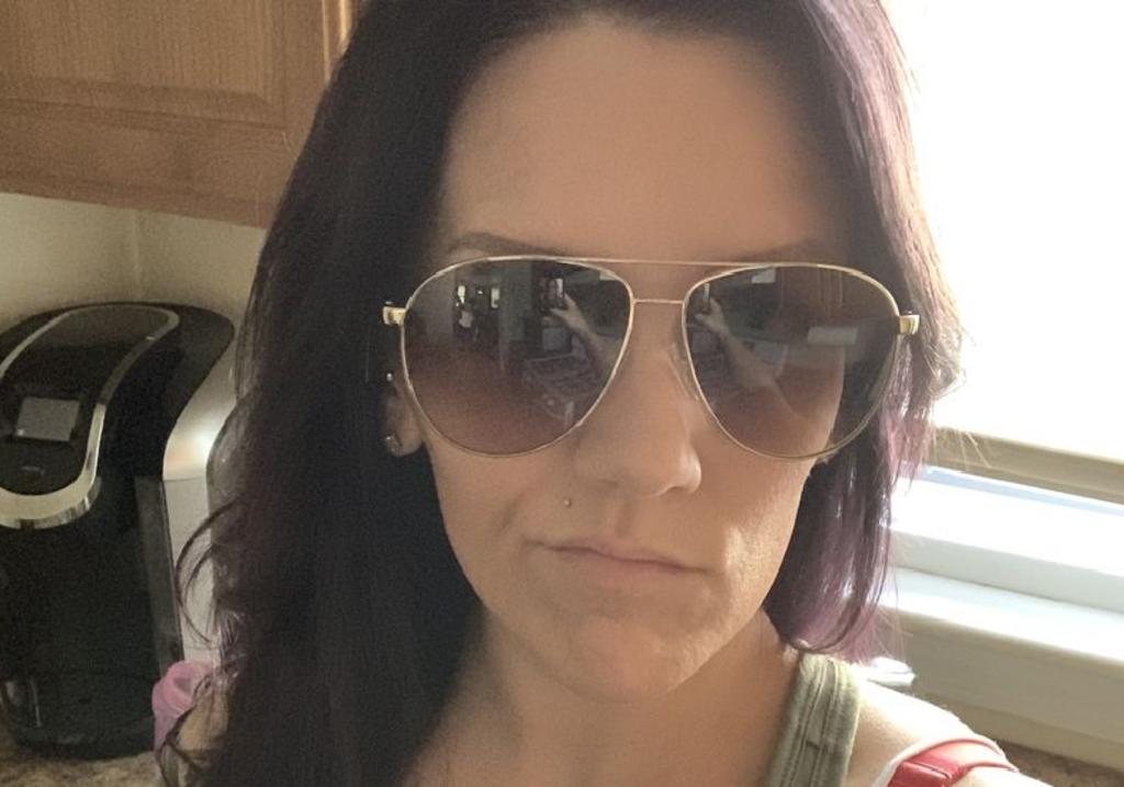 Mujer comparte selfie y descubre dos figuras en el reflejo de sus lentes