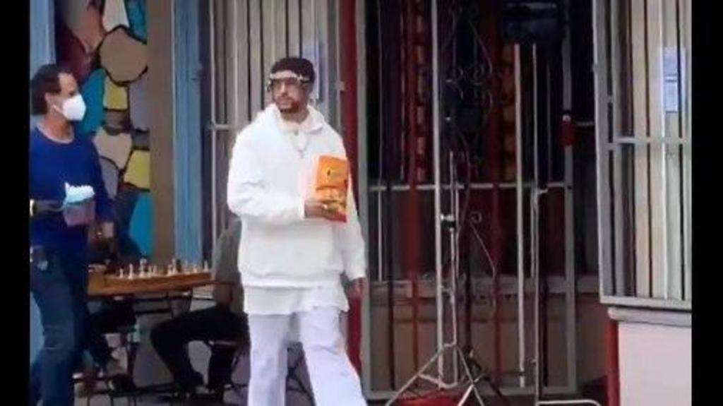Circulan imágenes de Bad Bunny filmando comercial de Cheetos