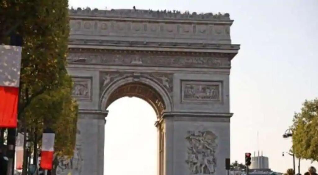 Reabre policía el Arco del Triunfo tras falsa alarma de bomba en París