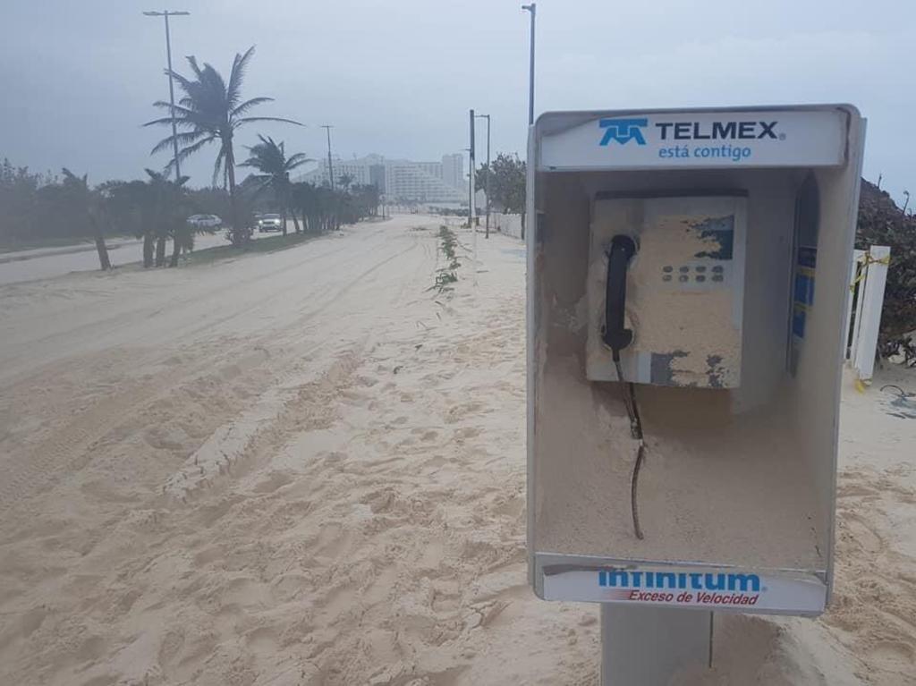 Zeta ocasiona que la arena cubra las calles de Cancún