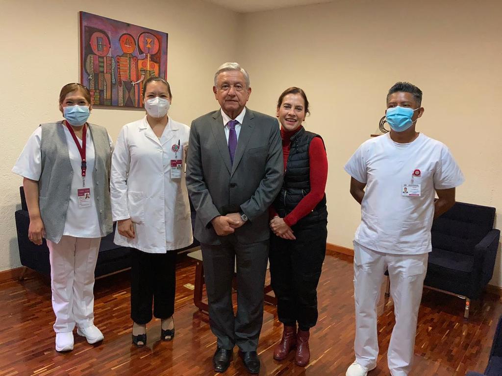Se vacunan López Obrador y Gutierrez Müller contra influenza