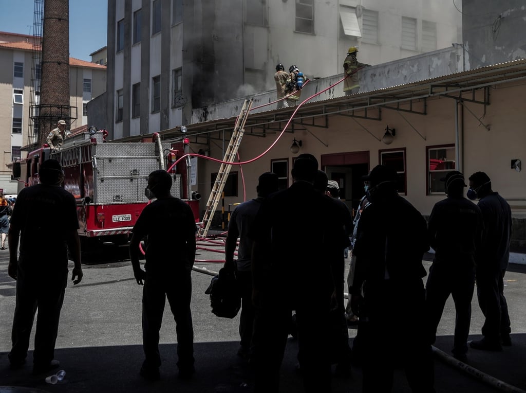 Evacúan hospital por un incendio