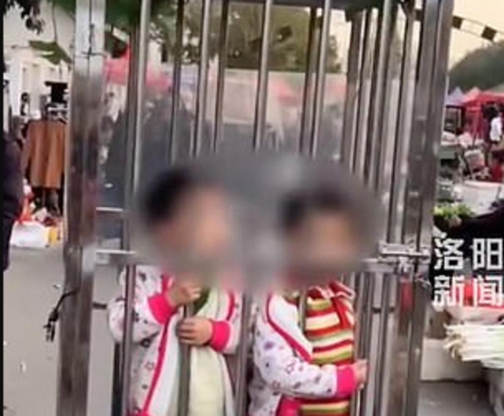 Dos niños son enjaulados en medio de un mercado para evitar que se pierdan