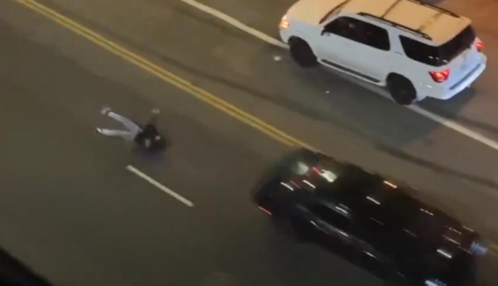 Ciclista es embestido por un auto durante las celebraciones del triunfo de Los Dodgers