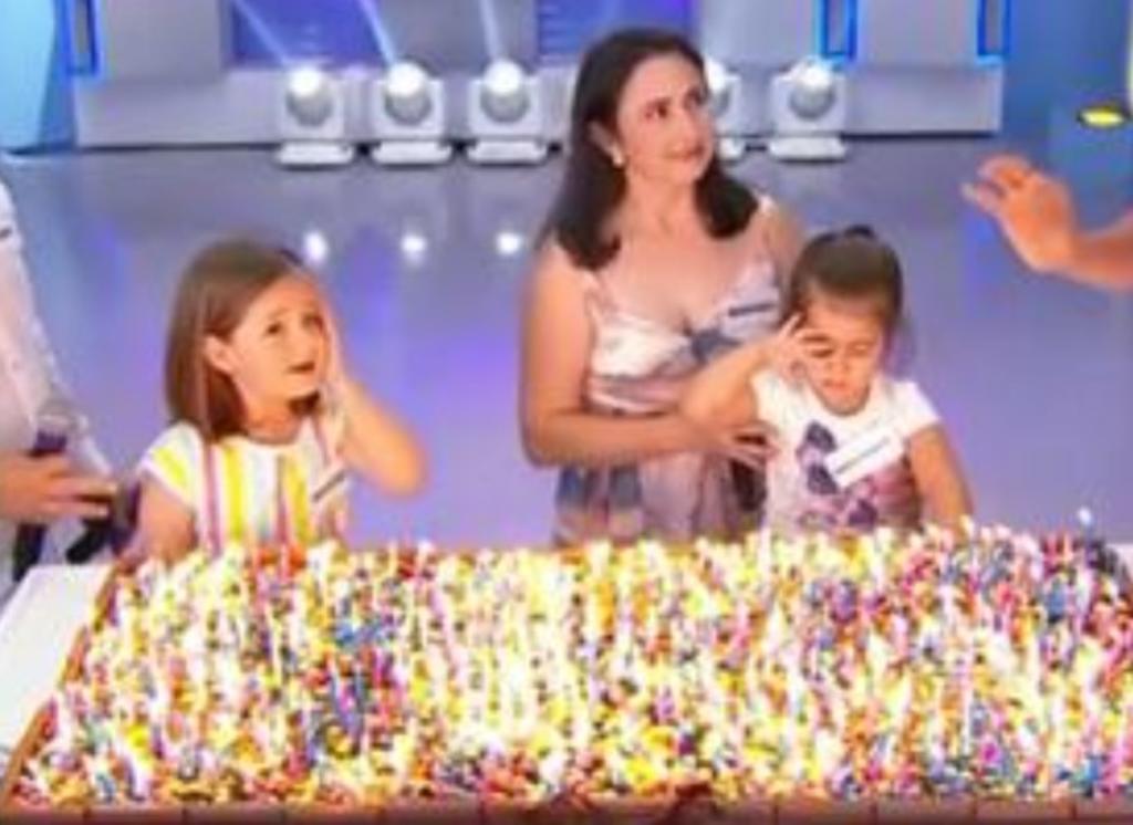'Ahora sí soplale', sorprenden a niña viral con 500 velitas en pastel