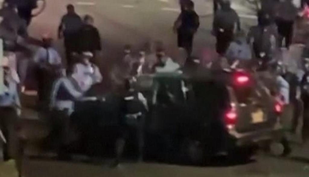 Policías rompen ventanas de una camioneta y golpean a su conductor durante una protesta