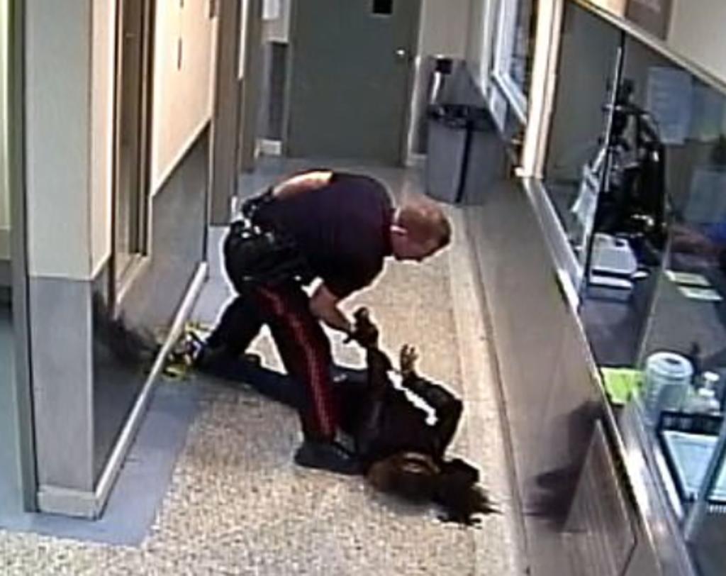 Oficial de policía estrella a una mujer contra el piso y le rompe la nariz