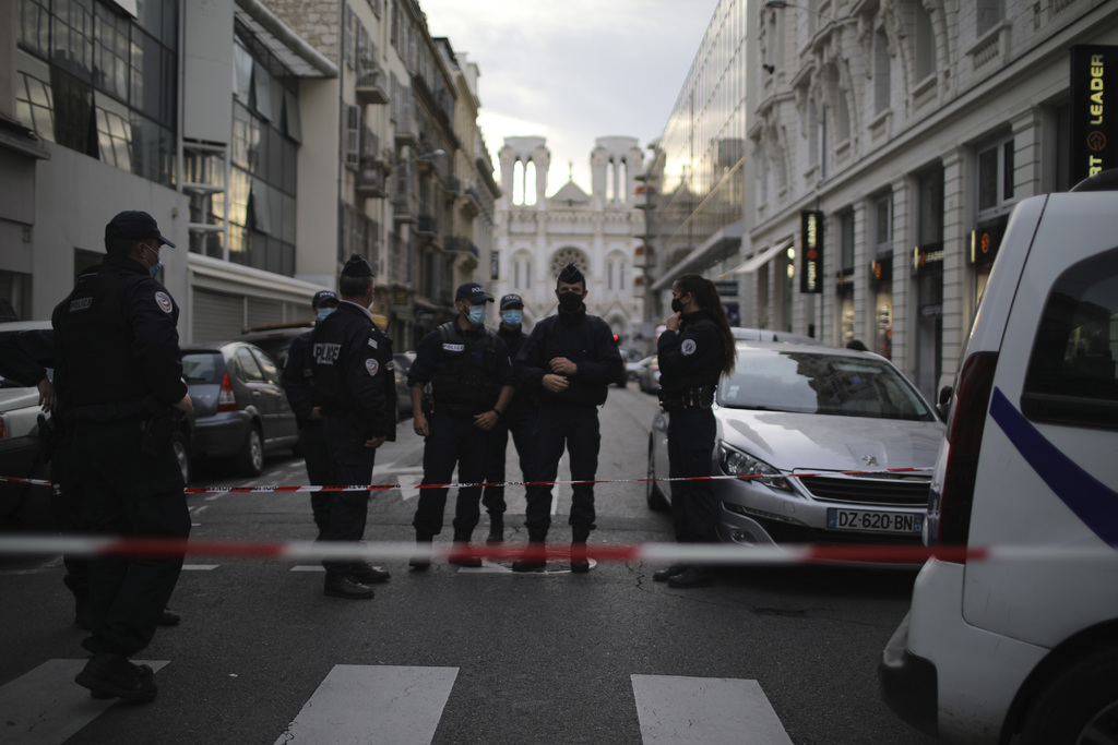 Ataque terrorista deja tres muertos en Francia