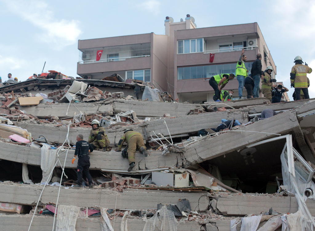 Suman 6 muertos y 321 heridos tras sismo en Turquía